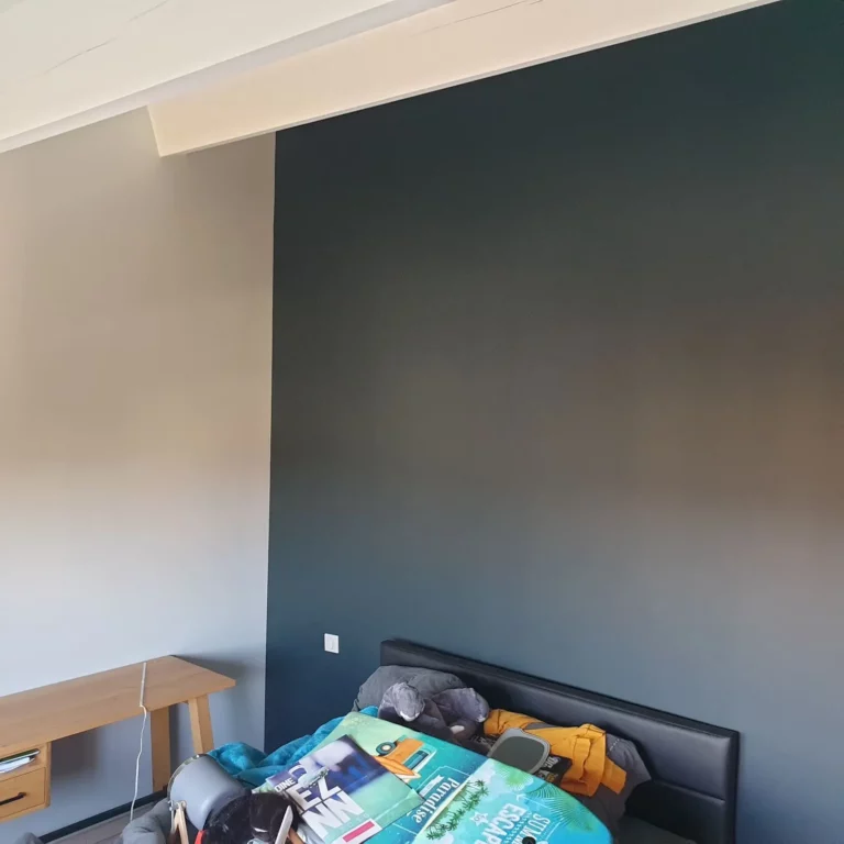 Rénovation peintures intérieures d'un appartement à Aramon mise en peinture parois et plafond des loacuax à l'étage