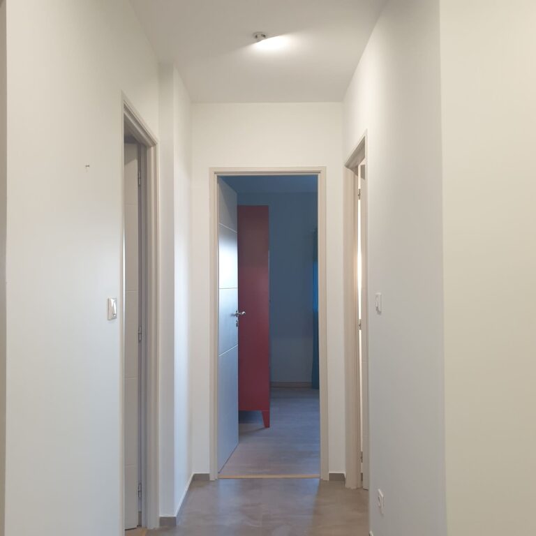 Rénovation peintures intérieures d'un appartement chambre à Aramon mise en peinture parois et plafond