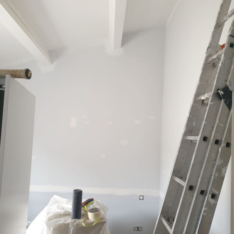 Rénovation peintures intérieures d'un appartement à Aramon mise en peinture parois et plafond des locaux et dépendances sous comble