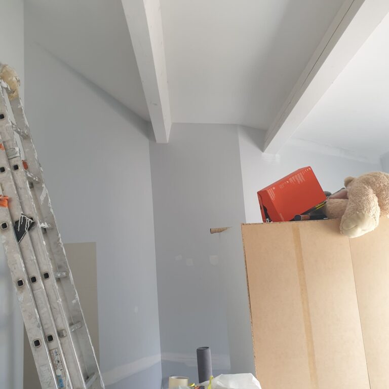 Rénovation peintures intérieures d'un appartement à Aramon mise en peinture parois et plafond des locaux en comble