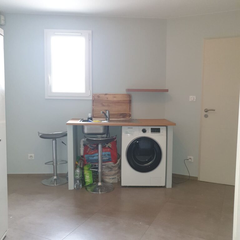 Rénovation peintures intérieures d'un appartement à Aramon mise en peinture parois et plafond des dépendances et locaux techniques