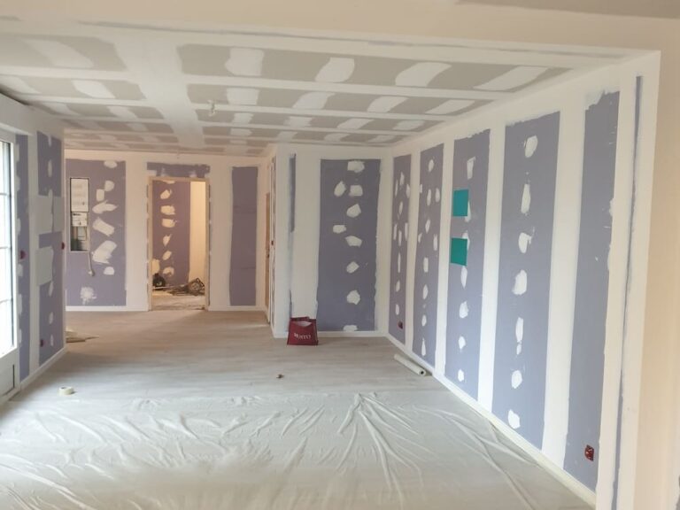 Application d'un enduit de rebouchage sur les parois en placo avant lise en peinture intérieure d'une maison à Valergues