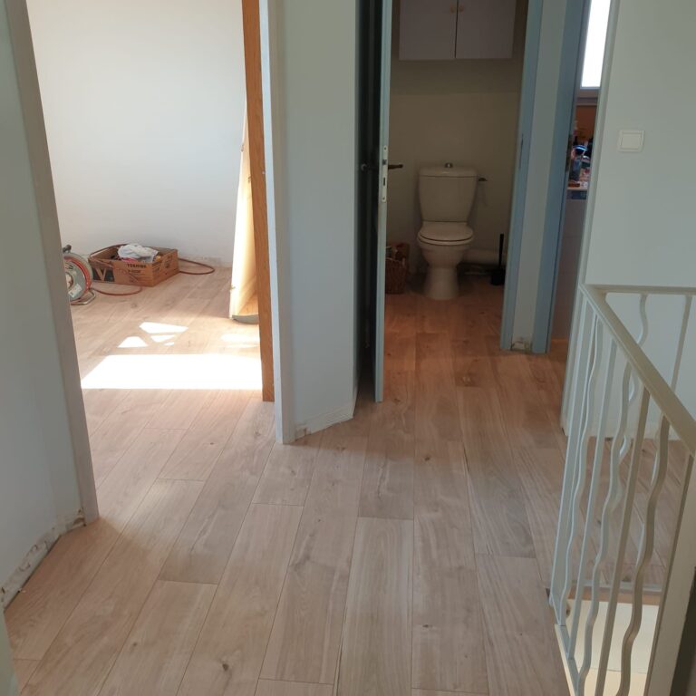 Pose de parquets flottants à l'étage, chambres et salle de bains, à Castelneau le lez par l'entreprise Reno'Zen de Teyran