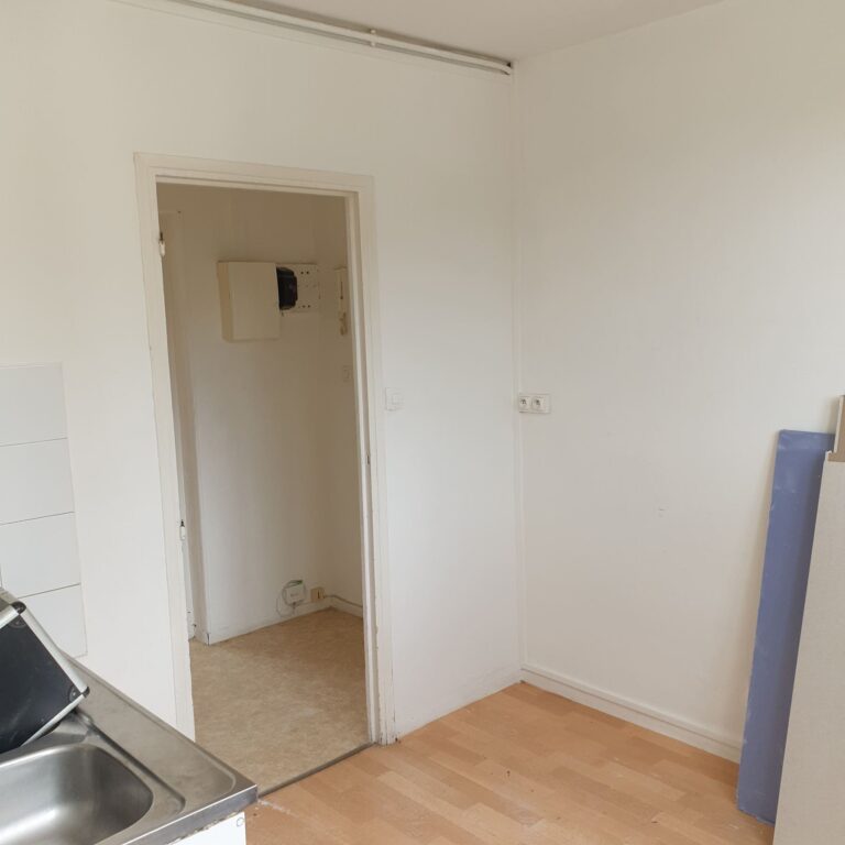 Pose de parquets flottant dans une maison à Baillargues, salle de bains et dépendance