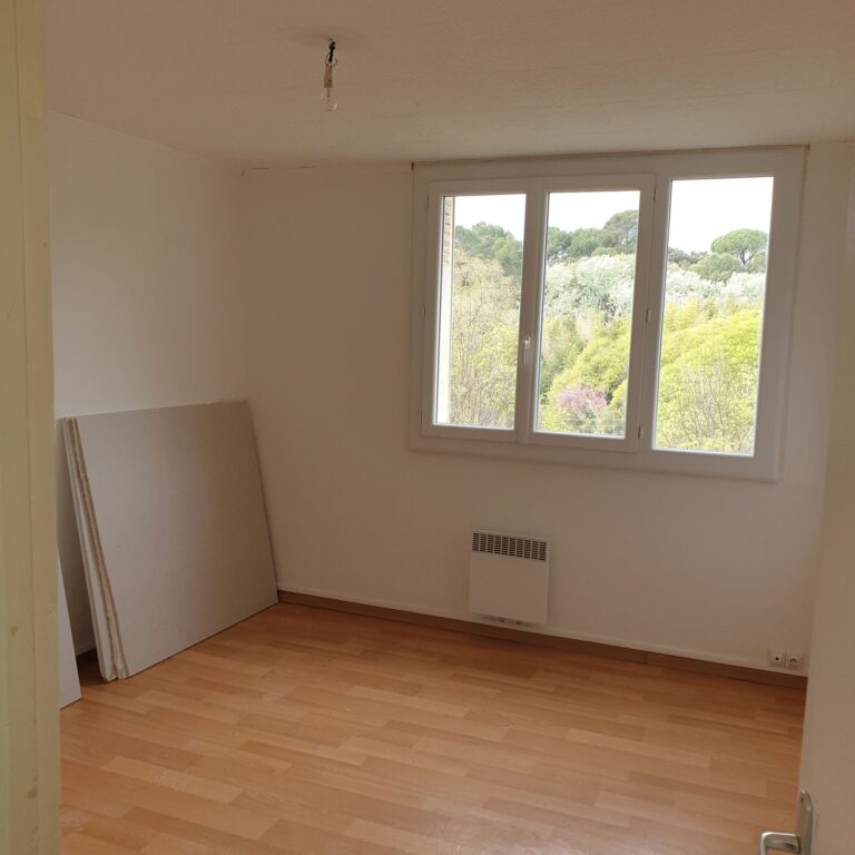 Pose de parquets flottants sur isolant acoustique dans une maison à Baillargues, chambres à l'étage