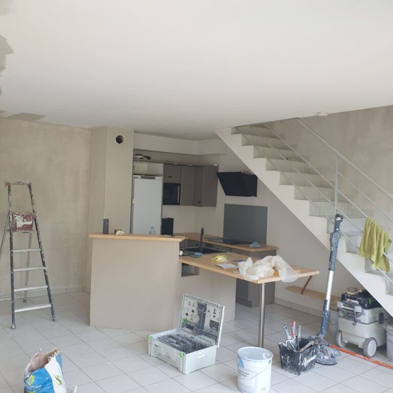 Rénovation complète maison Jacou, traitement peinture escalier et reprise plâtrerie plafond et paroi du salon