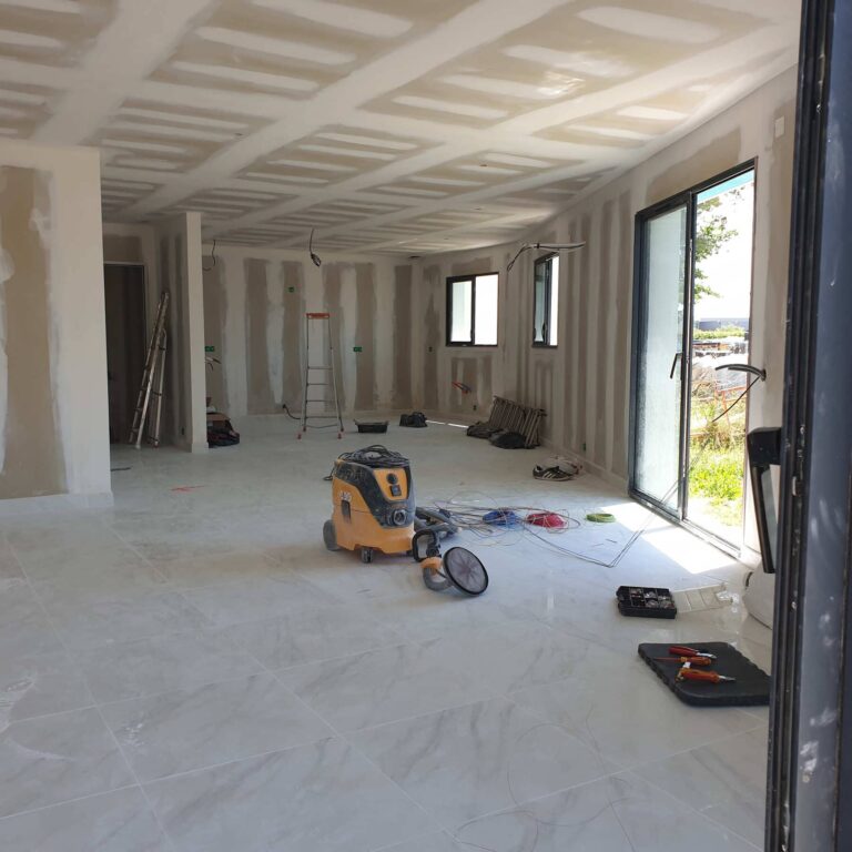 Pose de plaque de plâtre, plafond et mur avec enduit et ponçage pour mise en peinture intérieure