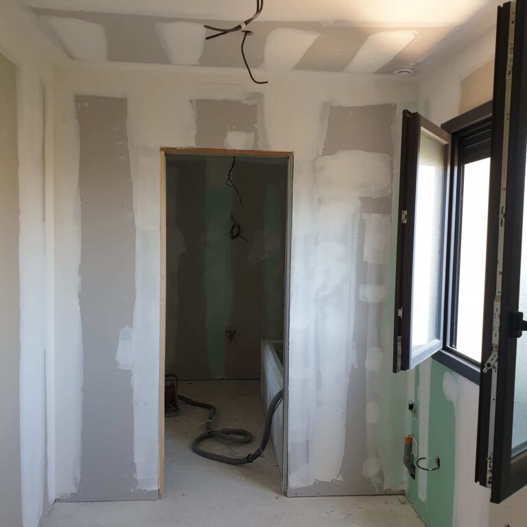 Traitement des parois d'un appartement à Teyran, préparation des parois en plaque de plâtre et mise en peintures intérieures
