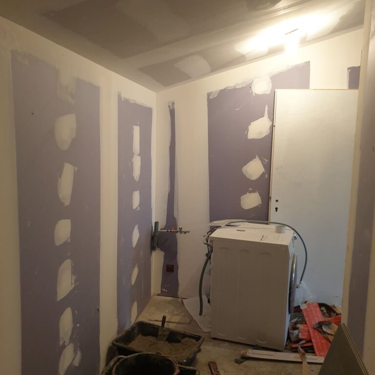 Rénovation complète des parois en placoplâtre d'une maison à Teyran et mise en peinture aprés préparation des supports