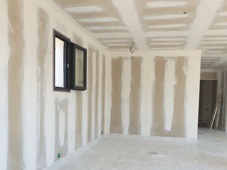 Travaux de rénovation des parois et plafond en placostile avec reprise de fissures réalisés par Reno'Zen à Teyran