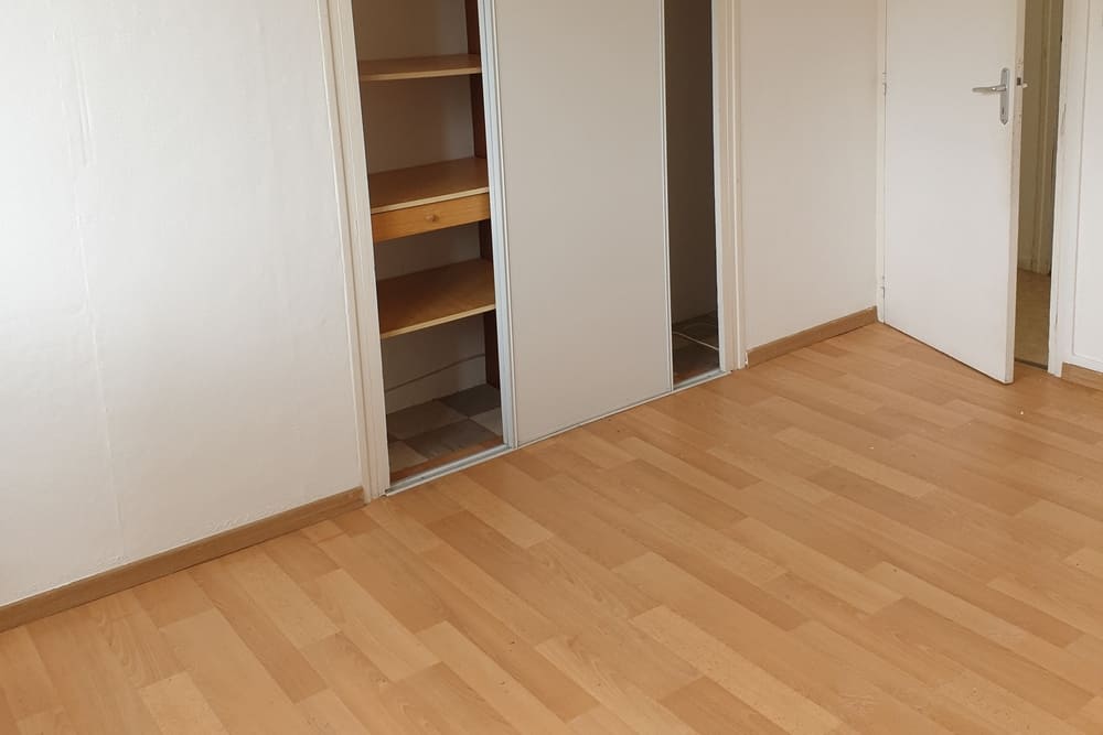 pose de parquet flottant dans un salon maison de baillargues