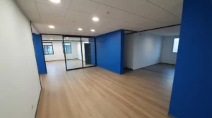Rafraichissement et embellissemnt Locaux professionnels - Assurance moto à Mudaison - Pose d'un parquet flottant sur isolant acoustique et mise en peinture des parois