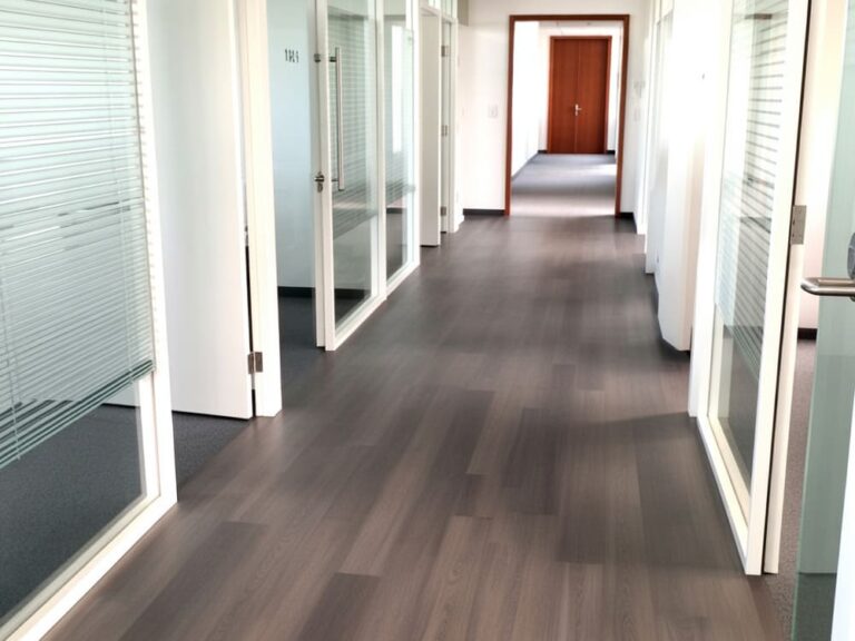 Installation par Reno'Zen de lames PVC imitation bois pour une rénovation intérieure d'un bureau d'assurances à Saint Aunès