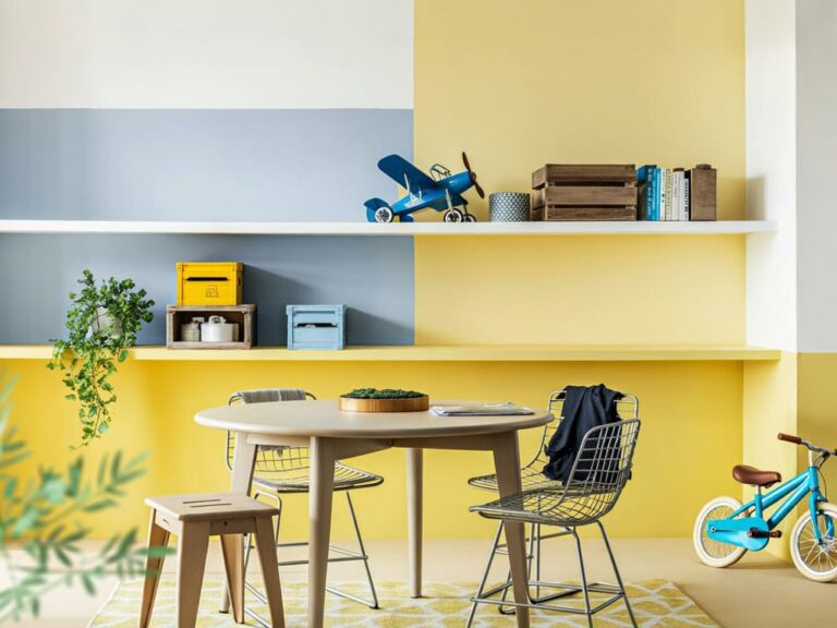Préparation des murs et des plafonds avant travaux de peinture intérieure d'une maison à Mudaison, couleurs chaudes et modernes