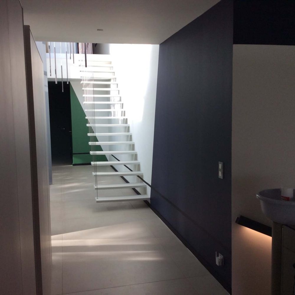 Rénovation peintures intérieures des locaux professionnels escaliers d'accés aux étages CNRS à Montpellier