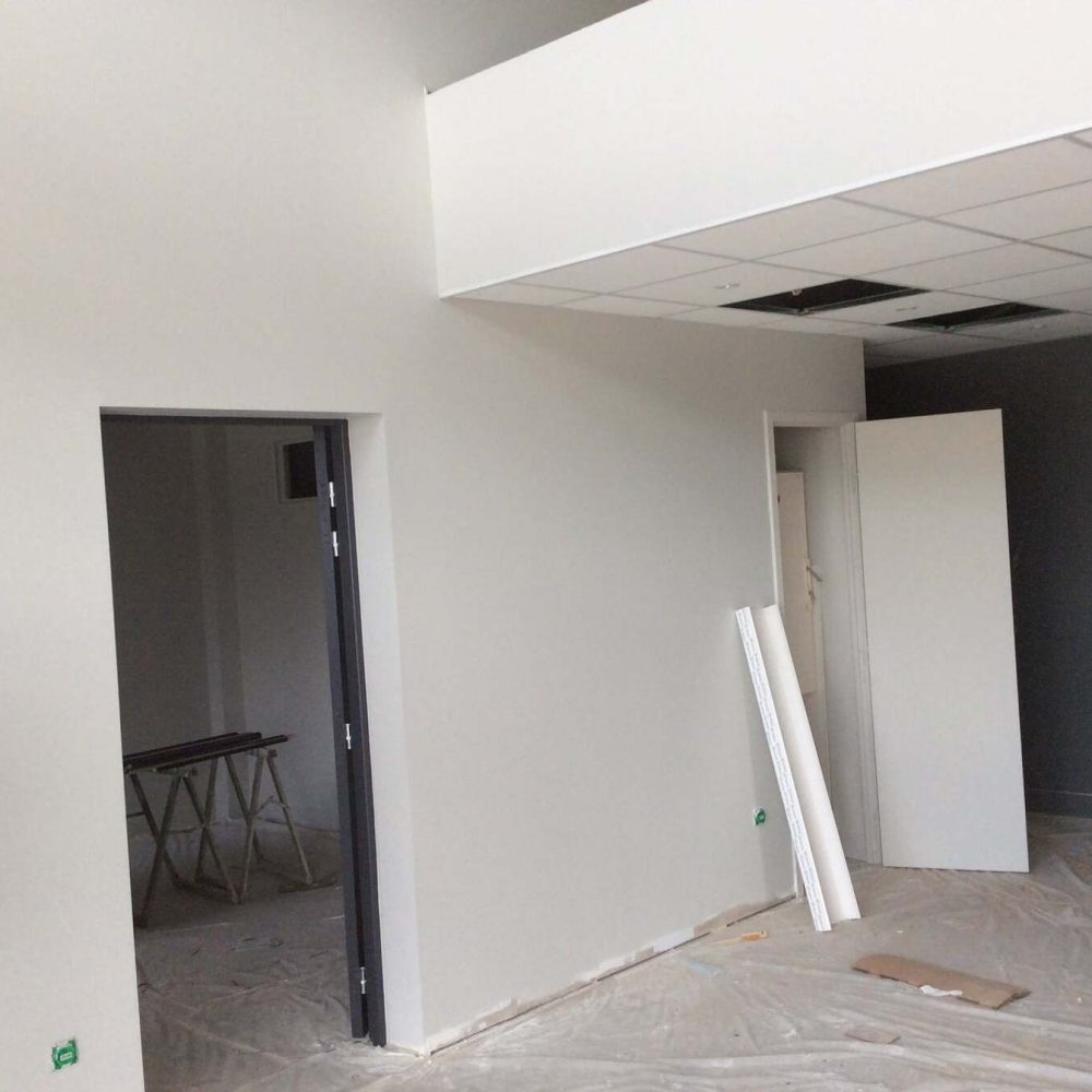 Rénovation locaux professionnels bureaux Mairie Teyran hall et accueil pose d'un plafond décoratif