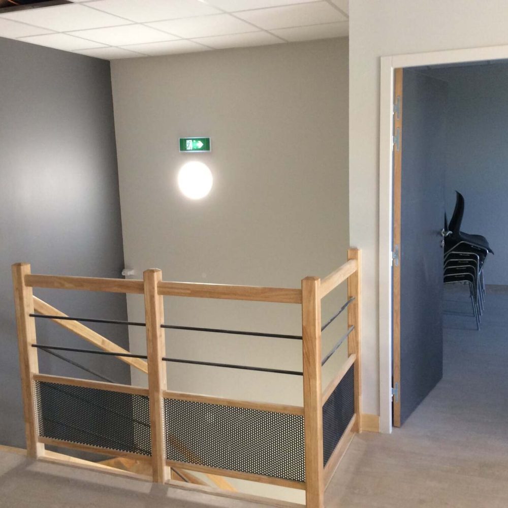 Rénovation peintures intérieures des bureaux et salle de réunion de la mairie de Teyran, pose de sols souple dans les circulations
