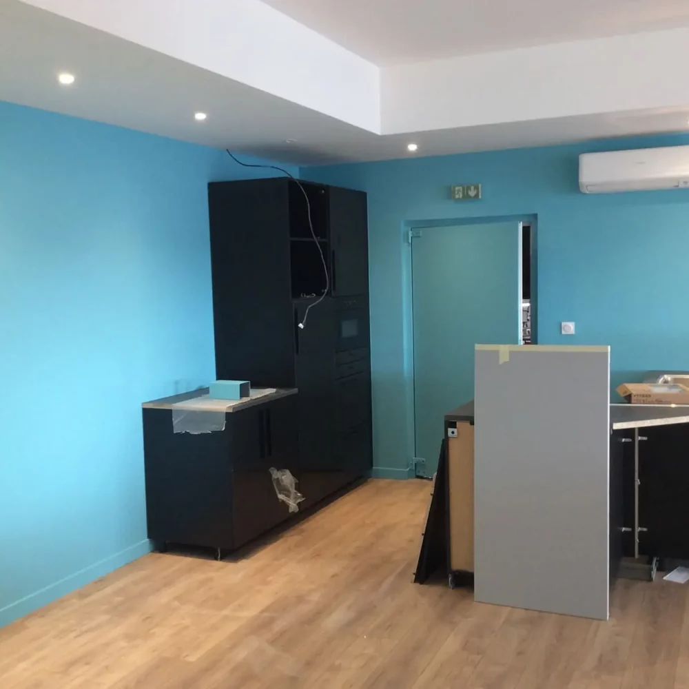 Rénovation de locaux professionnels de la mutuelle des motards à Montpellier, mise en peinture parois et plafonds de la salle de réunion à l'étage