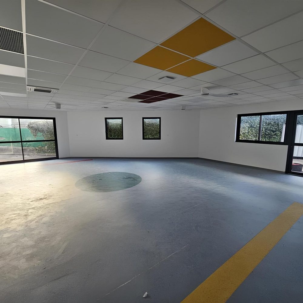 Rénovation locaux professionnels salle activités gymnastique à Castries, pose de revêtement souple pvc et mise en peintures intérieures