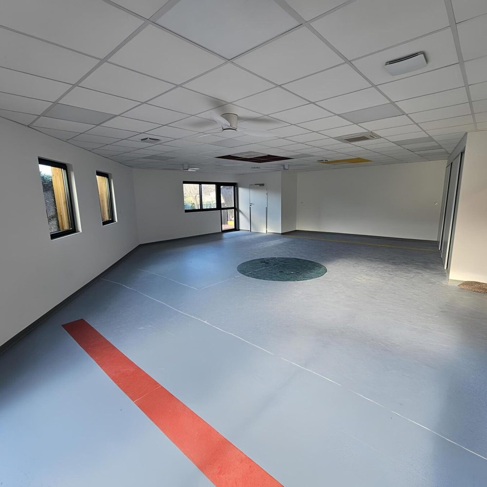 Rénovation locaux professionnels salle activités gymnastique pour la mairie de Vendargues - Pose d'un revêtement souple vinyl