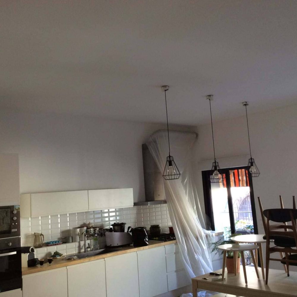 Traitement du plafond d'une maison à Teyran suite à dégats des eaux, protection du mobilier avant mise en peinture