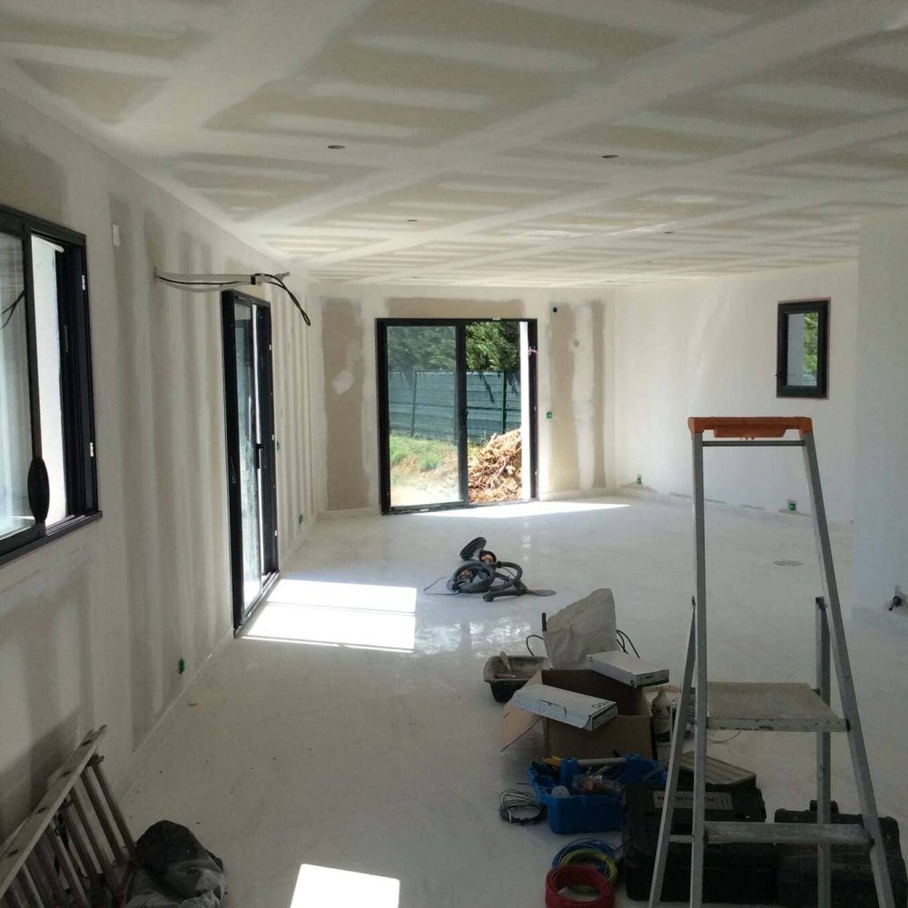 Rénovation complète des parois en placoplâtre d'une maison à Teyran, reprise des peintures intérieures du salon